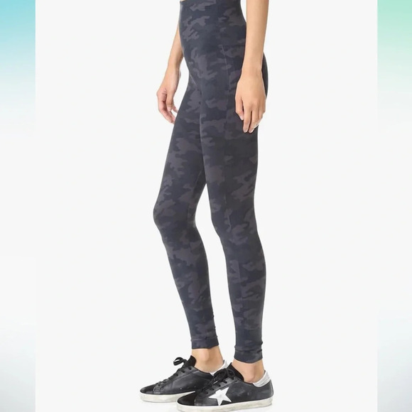 NWT $68! SPANX Look at me now Leggings SZ Medium, Black Camo - Picture 1 of 6